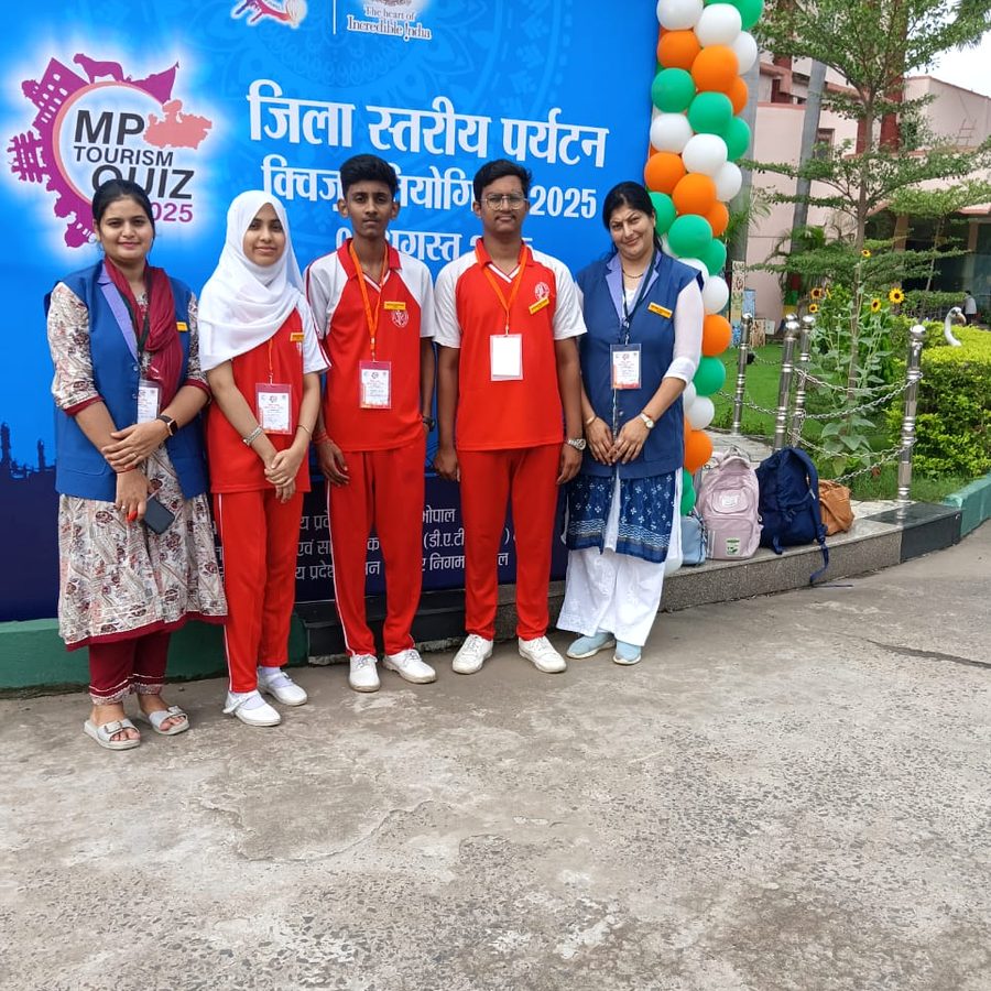 The MDPS team with their teachers at the district-level MP Tourism quiz
